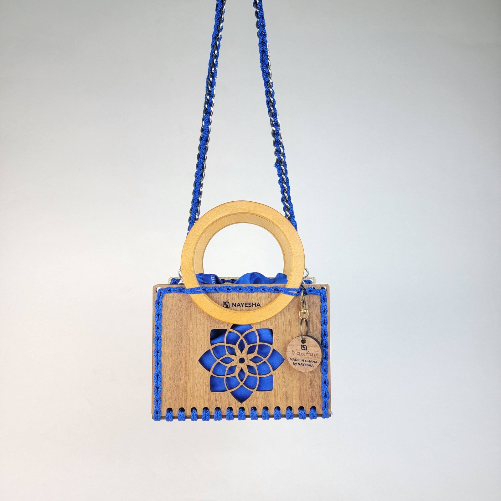 Daafua small-wood carved plate crochet handbag