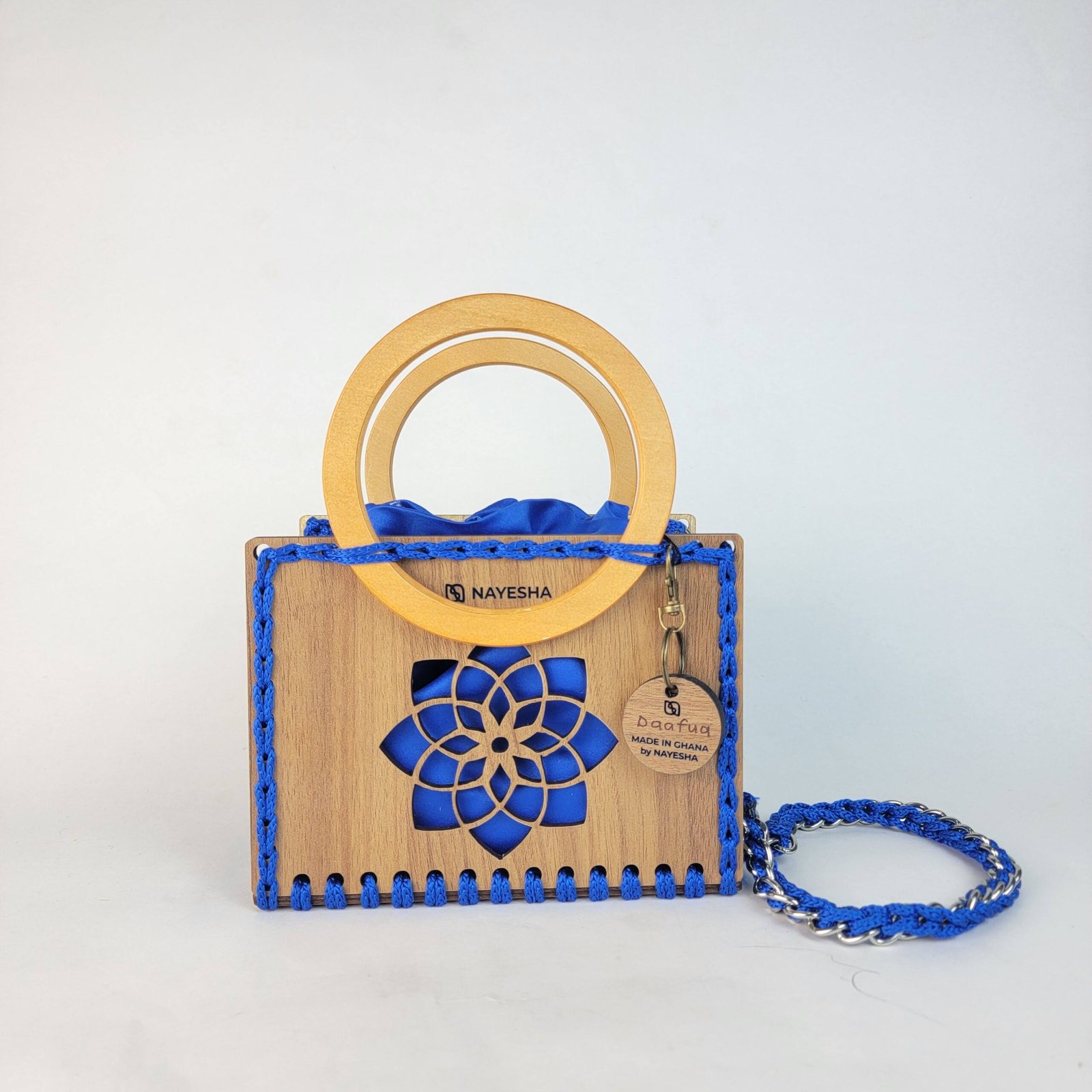 Daafua small-wood carved plate crochet handbag