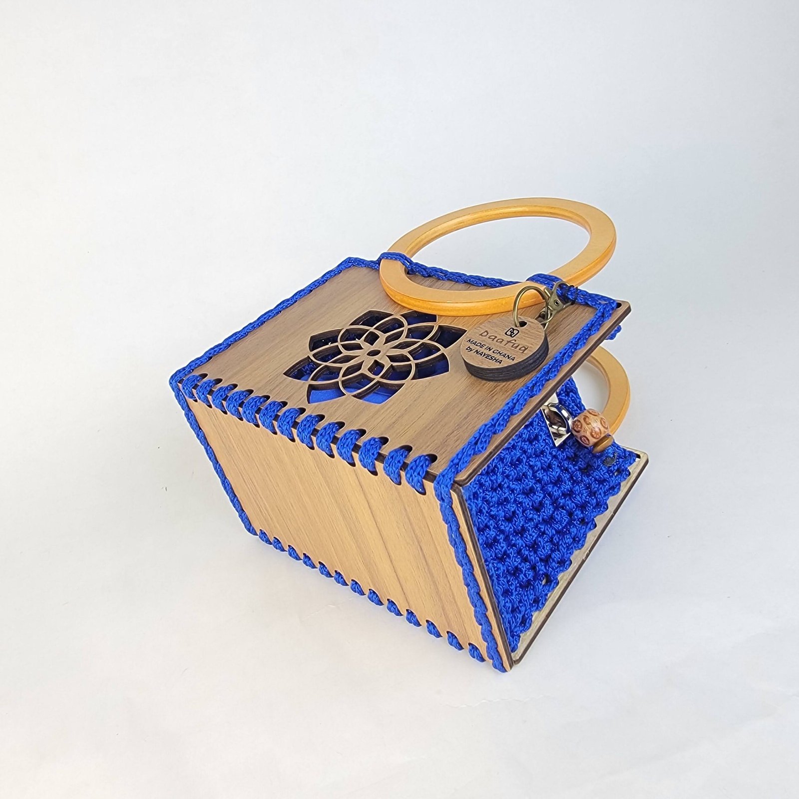 Daafua small-wood carved plate crochet handbag