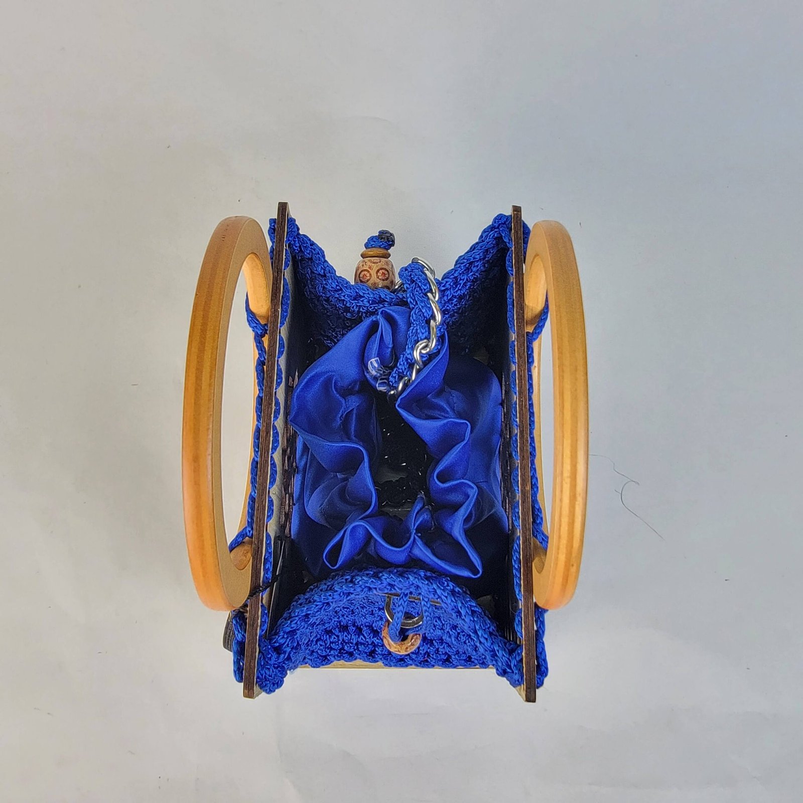 Daafua small-wood carved plate crochet handbag