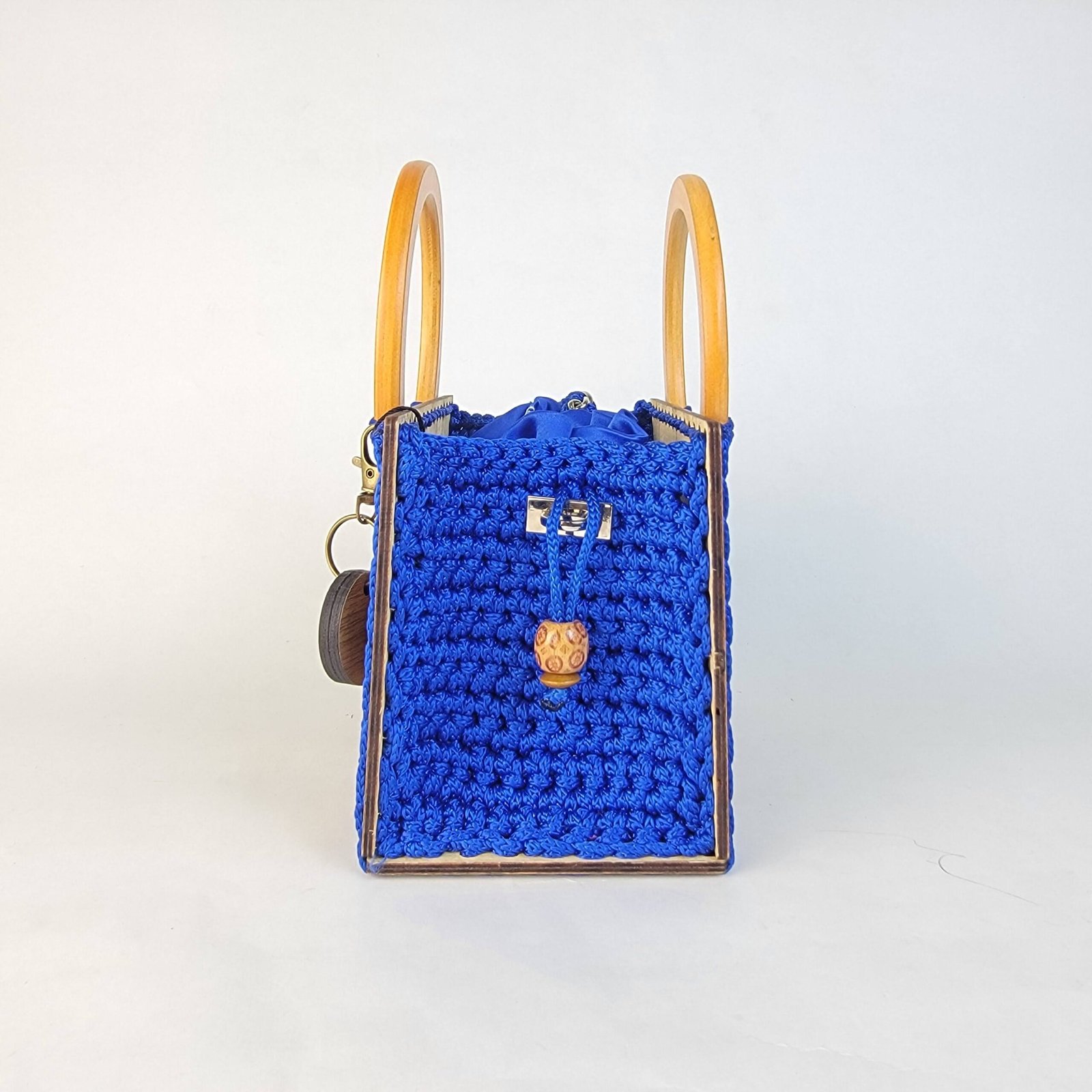 Daafua small-wood carved plate crochet handbag