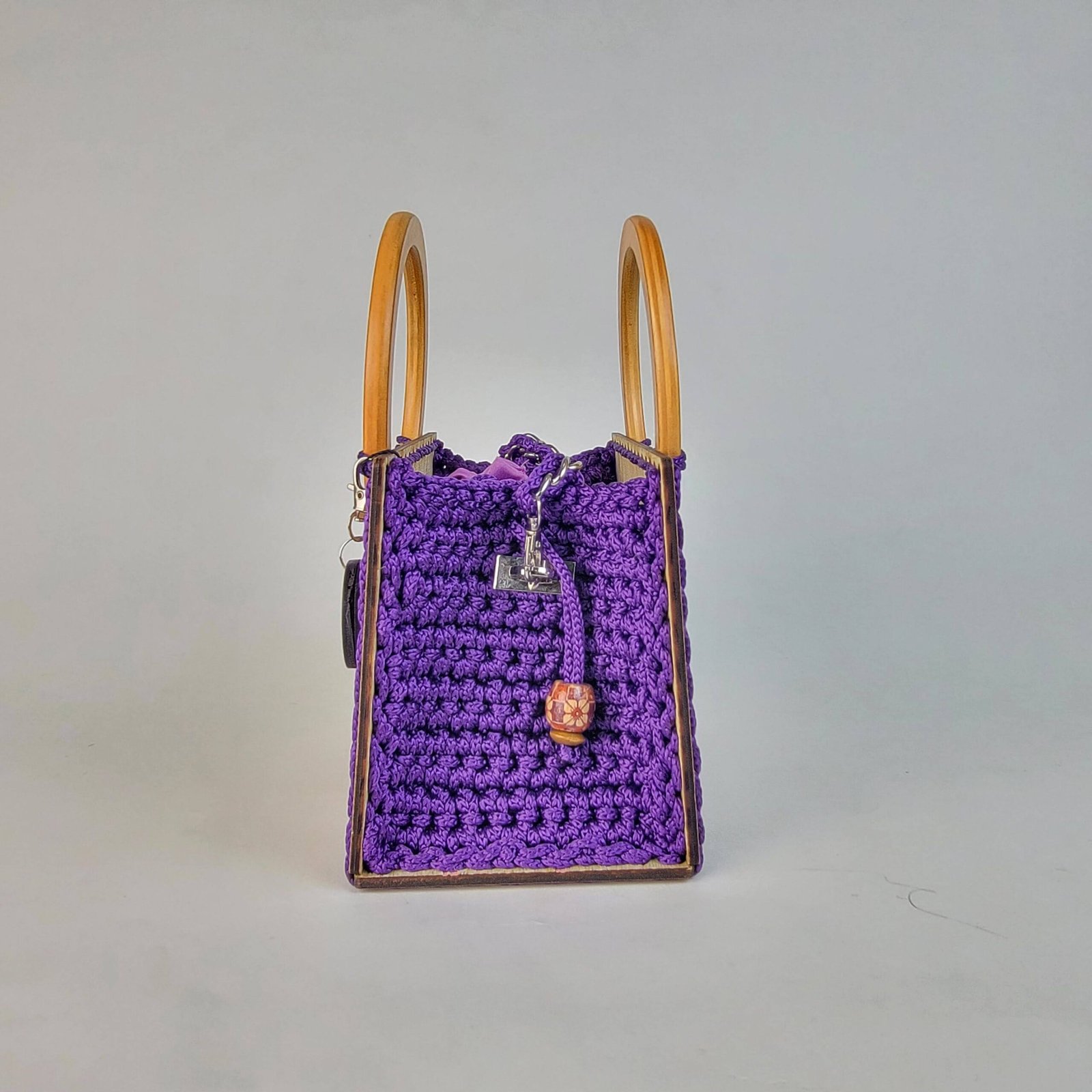 Daafua small-wood carved plate crochet handbag