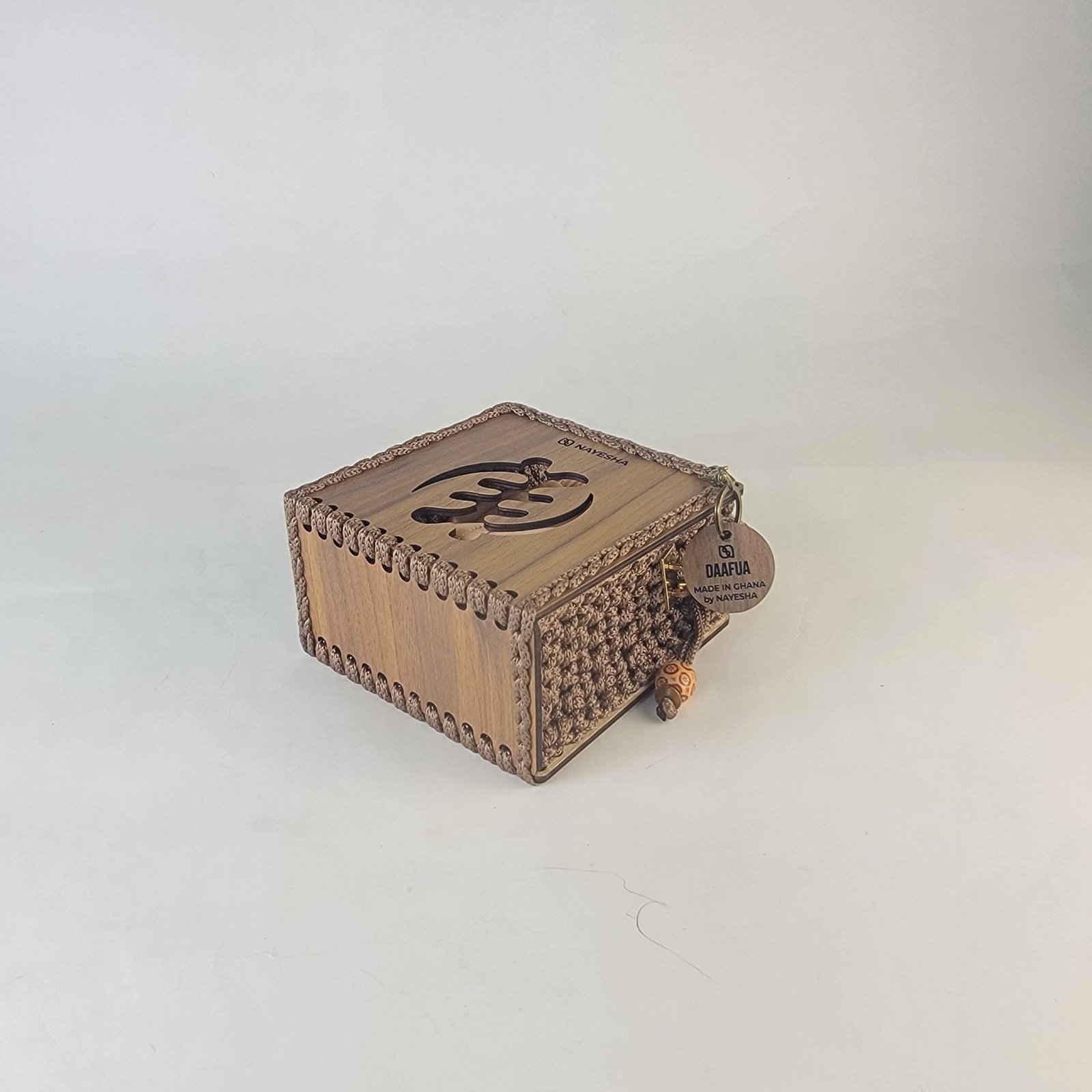 Daafua mini-wood carved plate crochet handbag