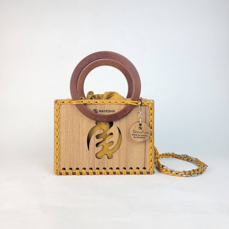 Daafua small-wood carved plate crochet handbag