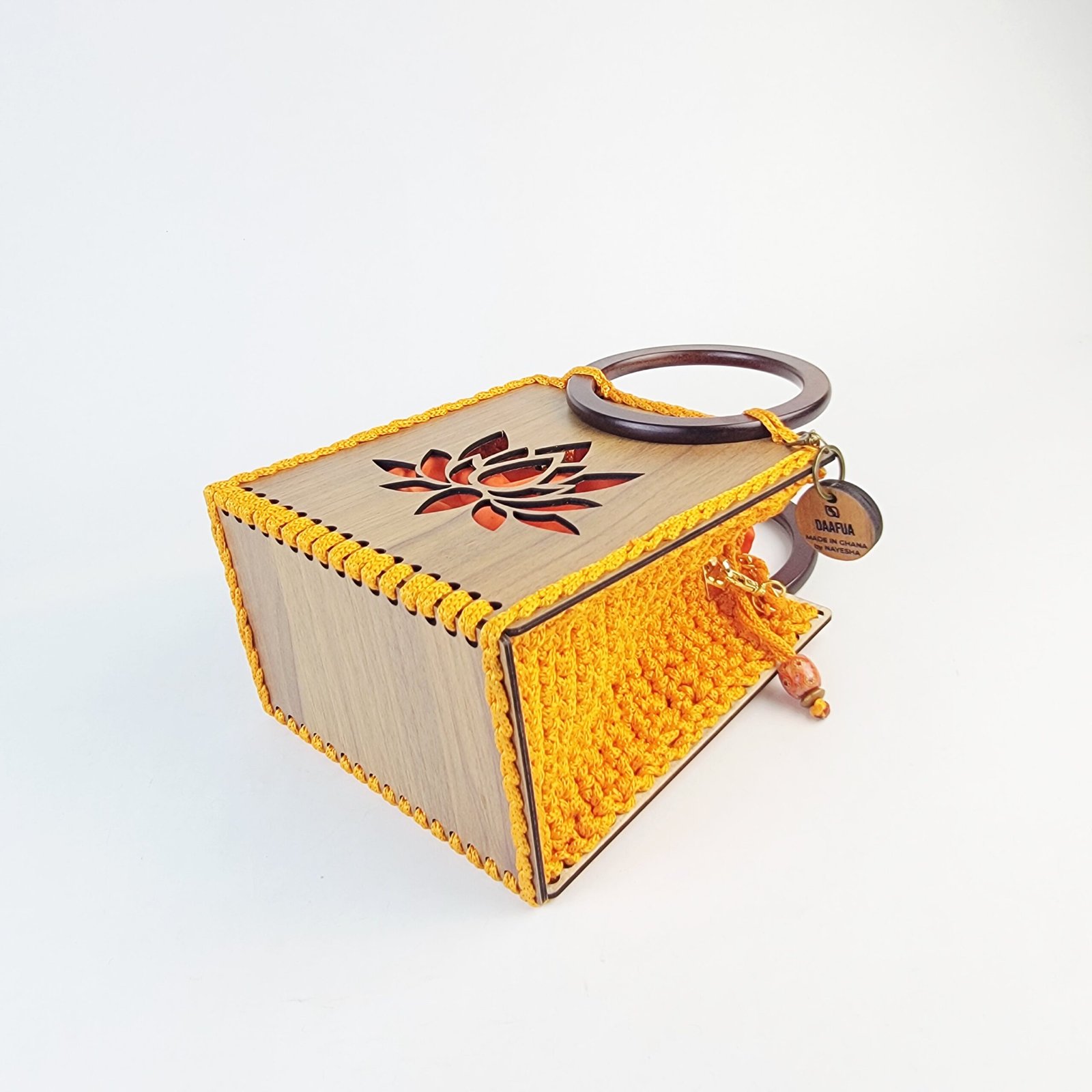 Daafua medium-designed wooden plate crochet handbag